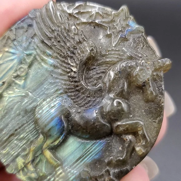 Labradorite Pegasus Coin 🐎 🪽 - Picture 6 of 6
